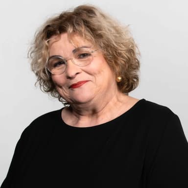 
                    פנינה בת צבי